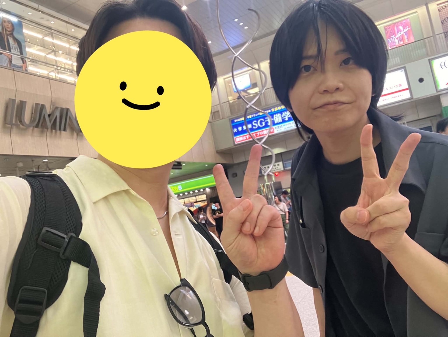 相手の方と並んでピースサインをする田中塁。