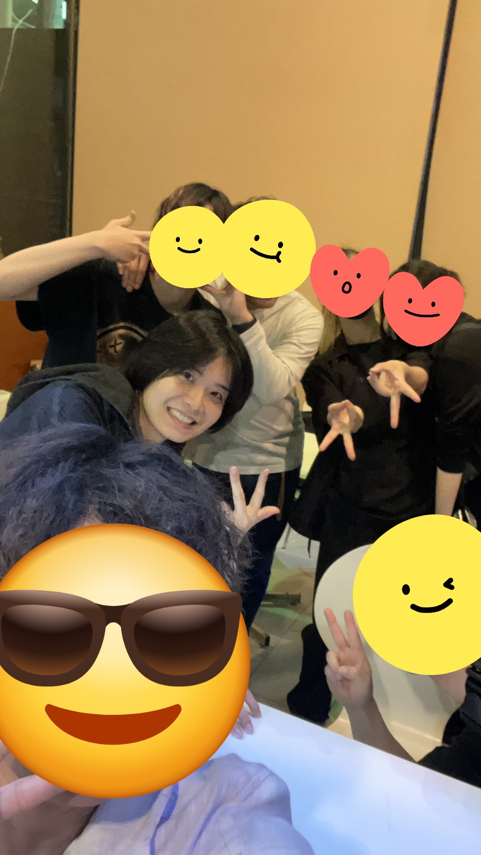 スタジオで仲間たちと撮った集合写真