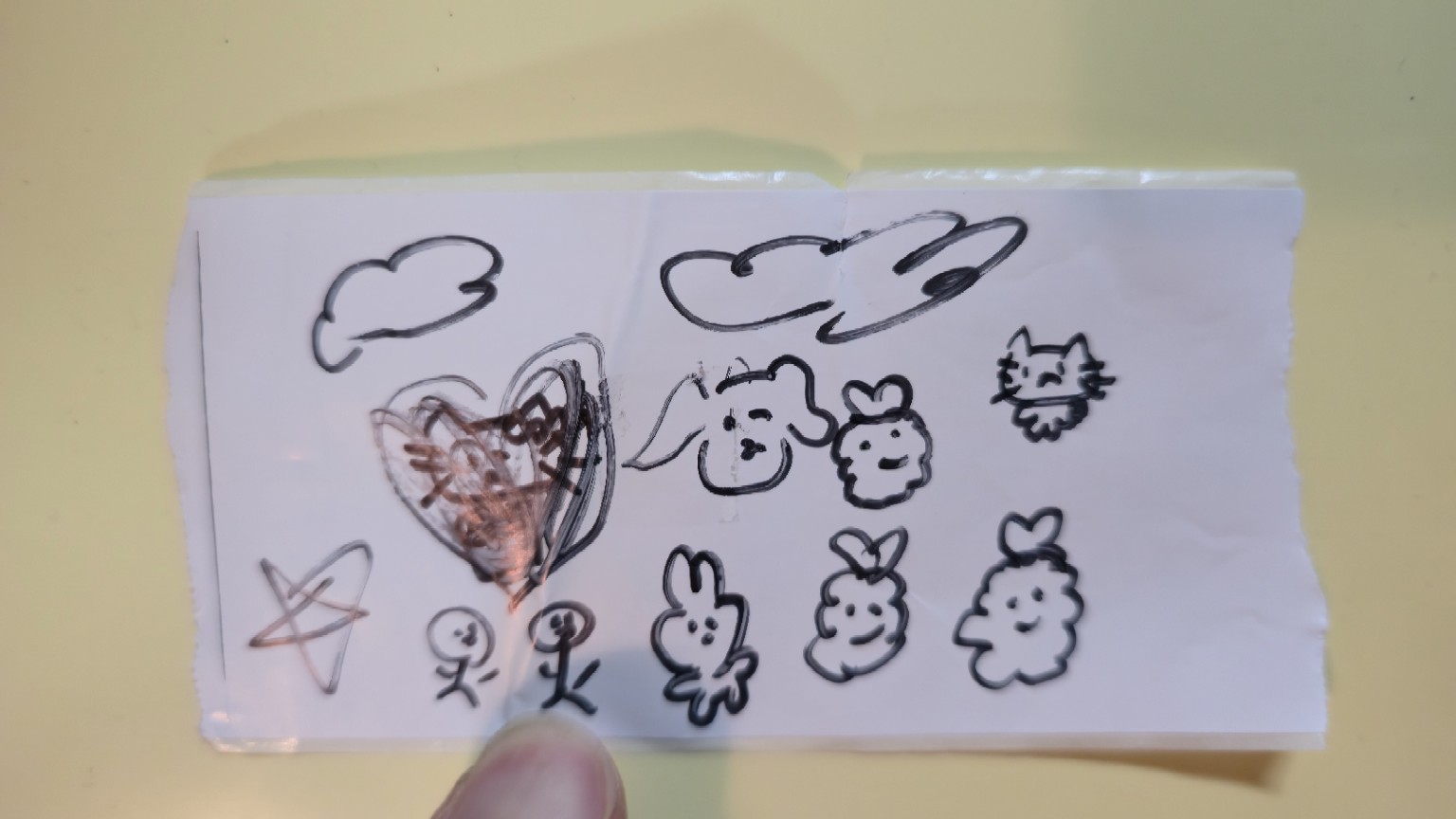 小学生の教え子がプレゼントしてくれた、動物やハートなどが描かれた絵