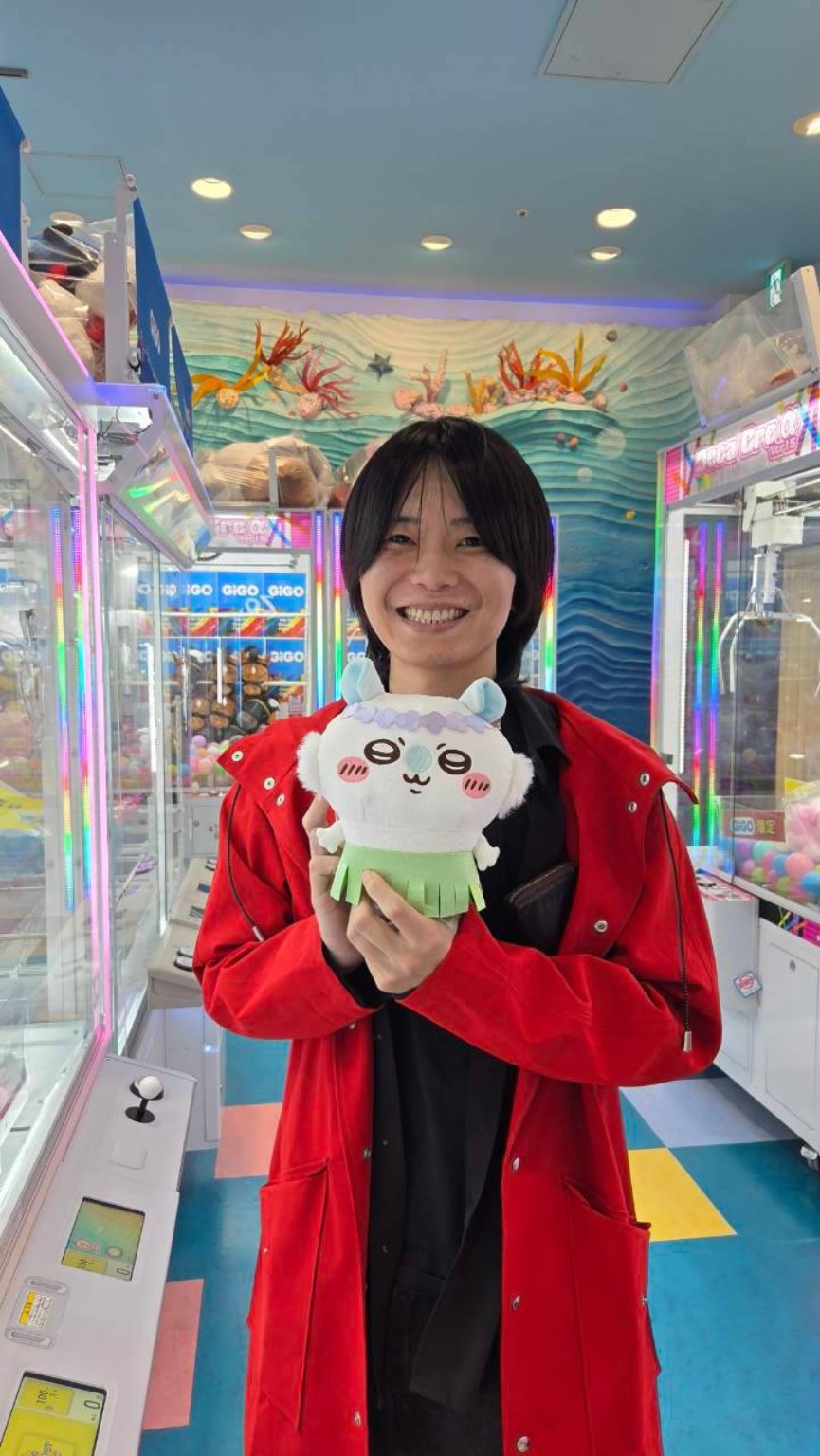ゲームセンターで取った、ちいかわのモモンガのぬいぐるみを手にして