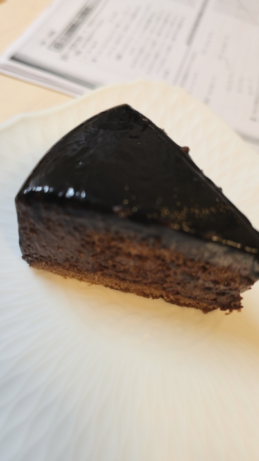 教え子の弟くんのお誕生日に、差し入れでいただいたチョコレートケーキ